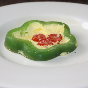Green pepper ring with egg and tomato